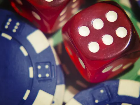 Stratégies de mise au poker : gros paris et retraits