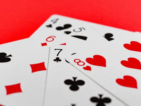 Comparaison entre poker en ligne/live