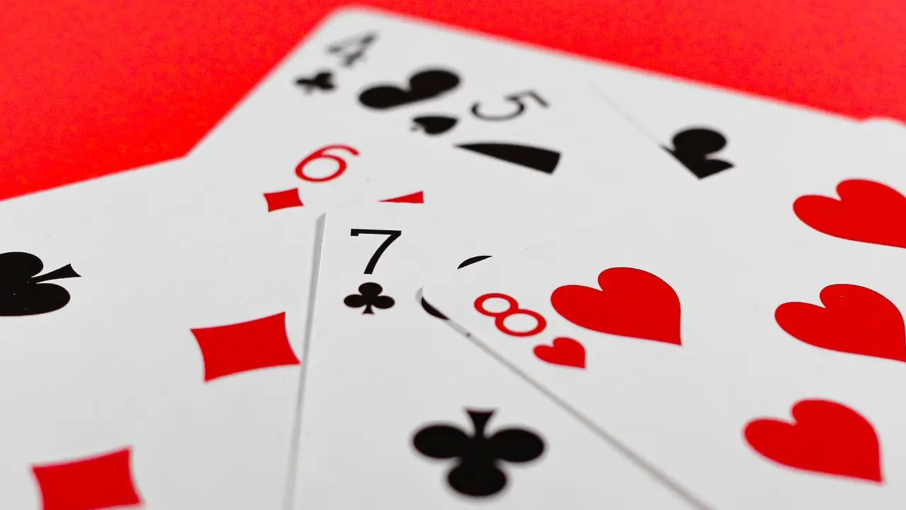 Comparaison entre poker en ligne/live