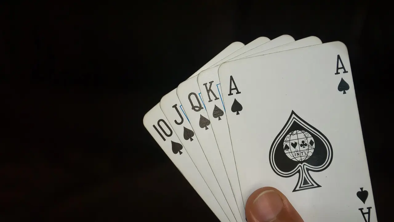 Comparaison poker en ligne et live