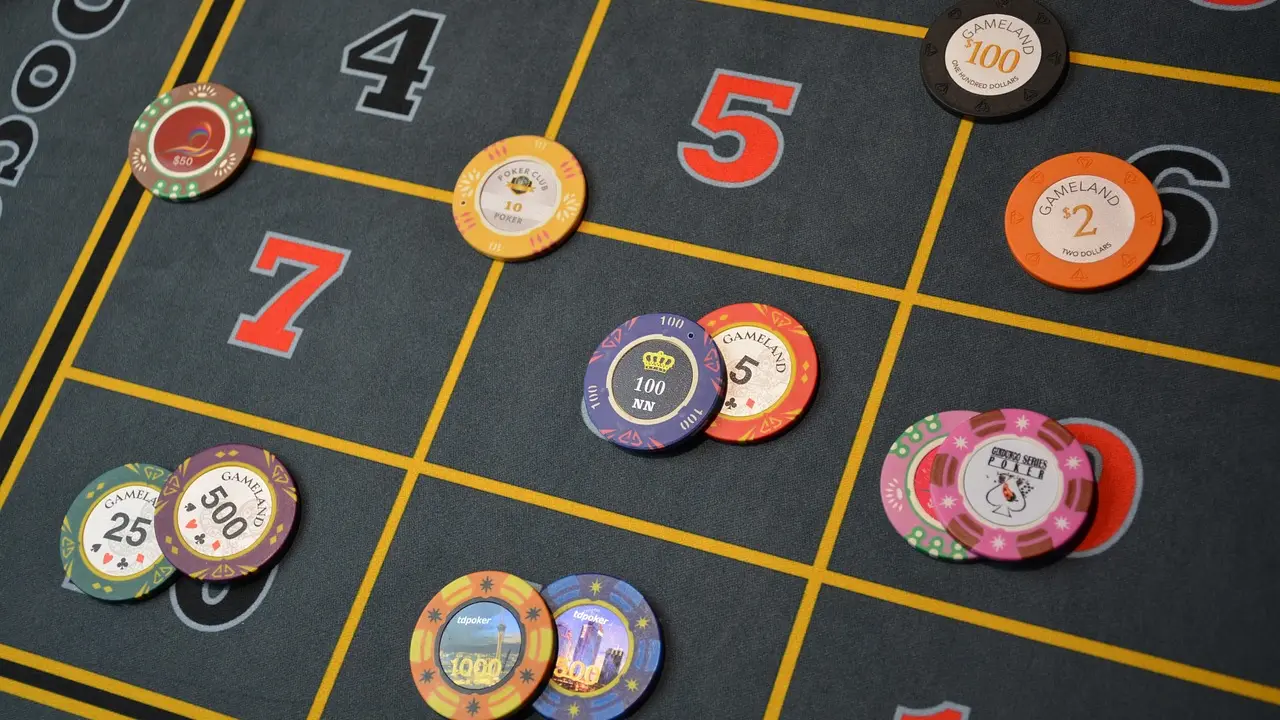 Décrypter les tells au poker : guide