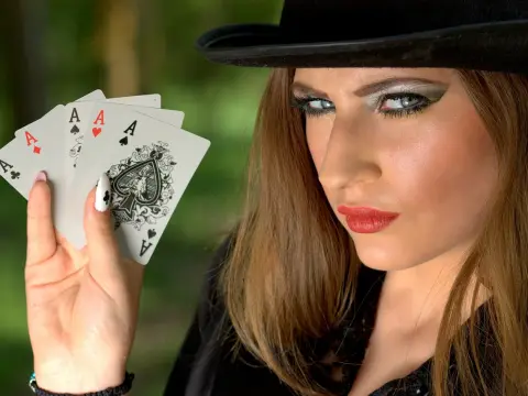 Stratégie poker en heads-up : ajustez-vous !