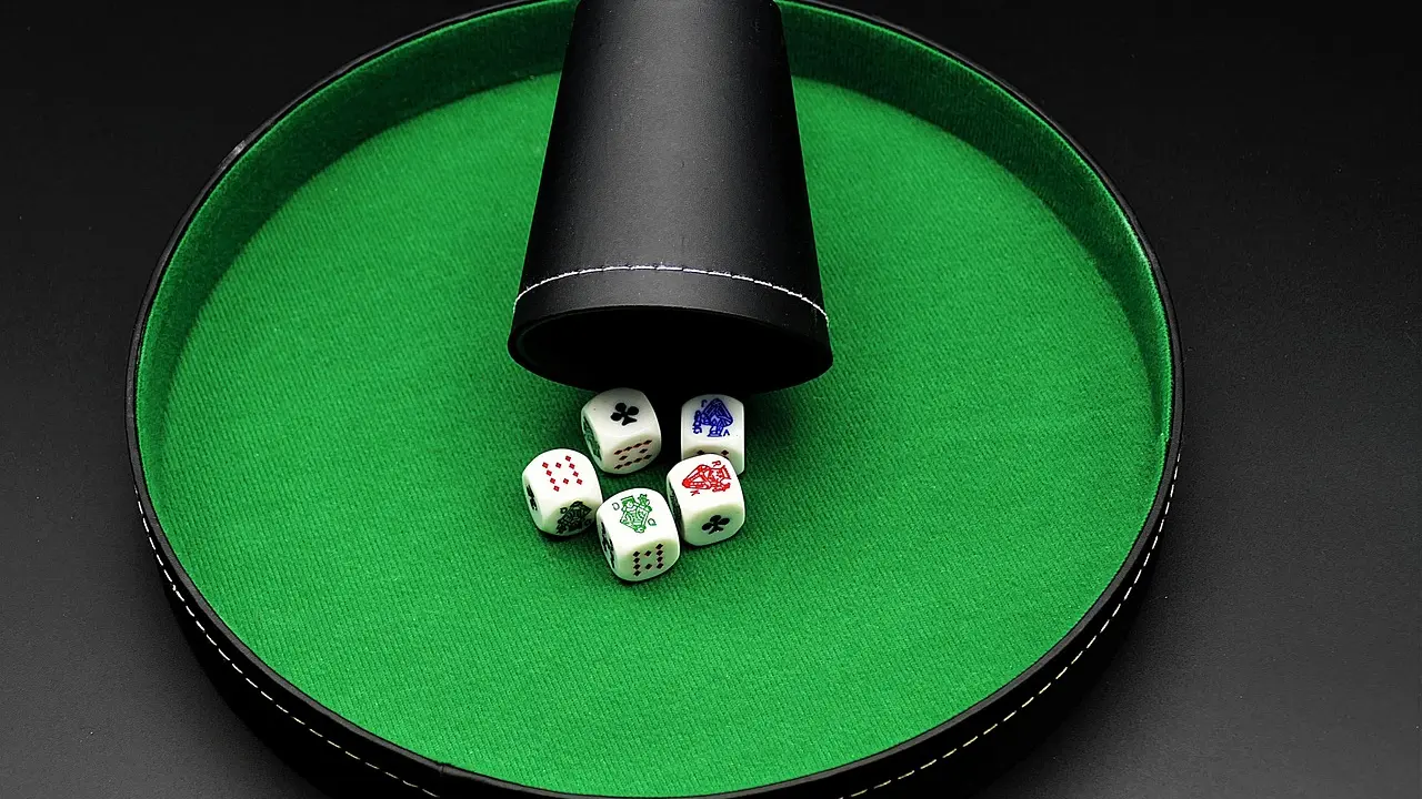 Comment contrer un adversaire agressif au poker