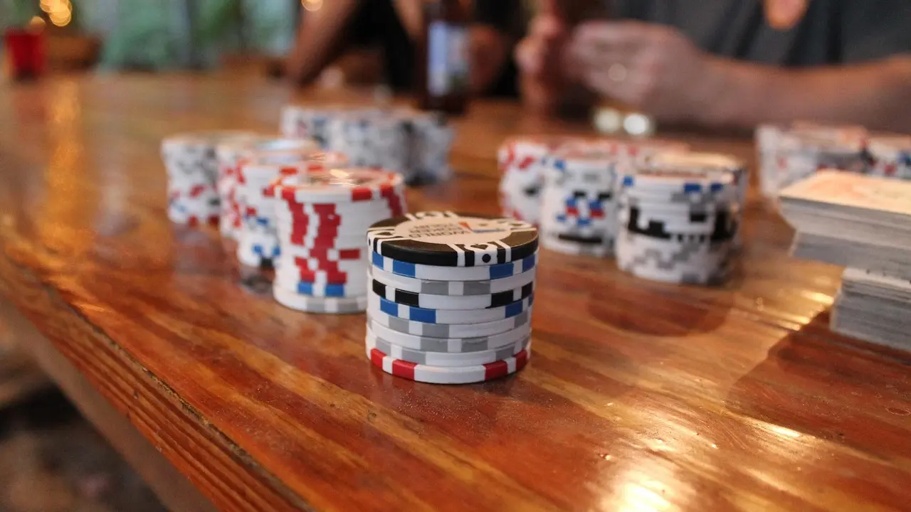 Probabilités au poker : calculs et stratégies