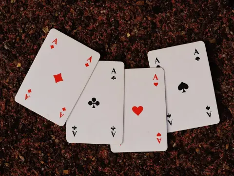 Stratégies de mise variables au poker en ligne pour les joueurs débutants afin d'éviter d'être repérés par les logiciels de suivi.