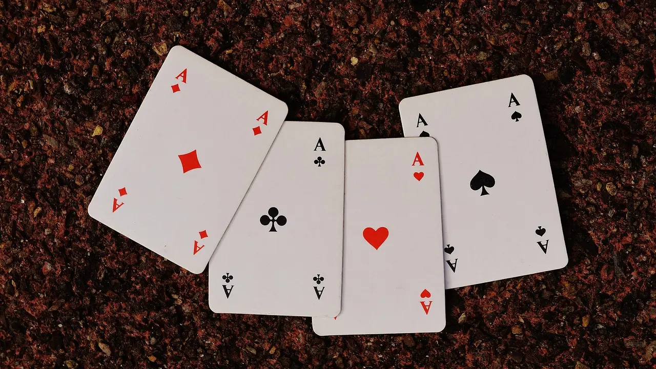 Stratégies de mise variables au poker en ligne pour les joueurs débutants afin d'éviter d'être repérés par les logiciels de suivi.